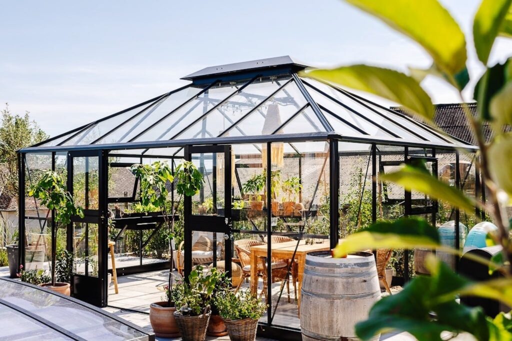 FerienhausPoolSaunaDasFarmhaus-Ext-GewächshausTotaleDiagonal.